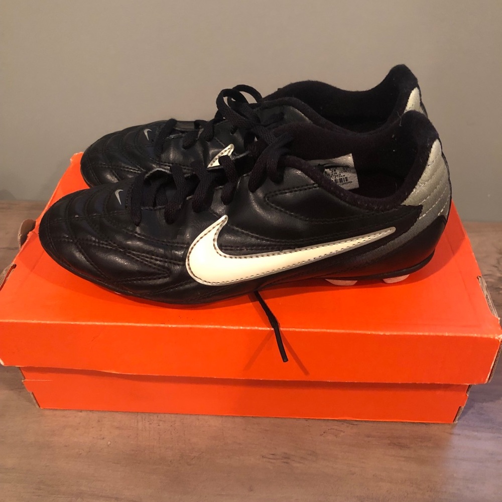 Nike Athletic Cleats Black White Silver, Size 4Y
